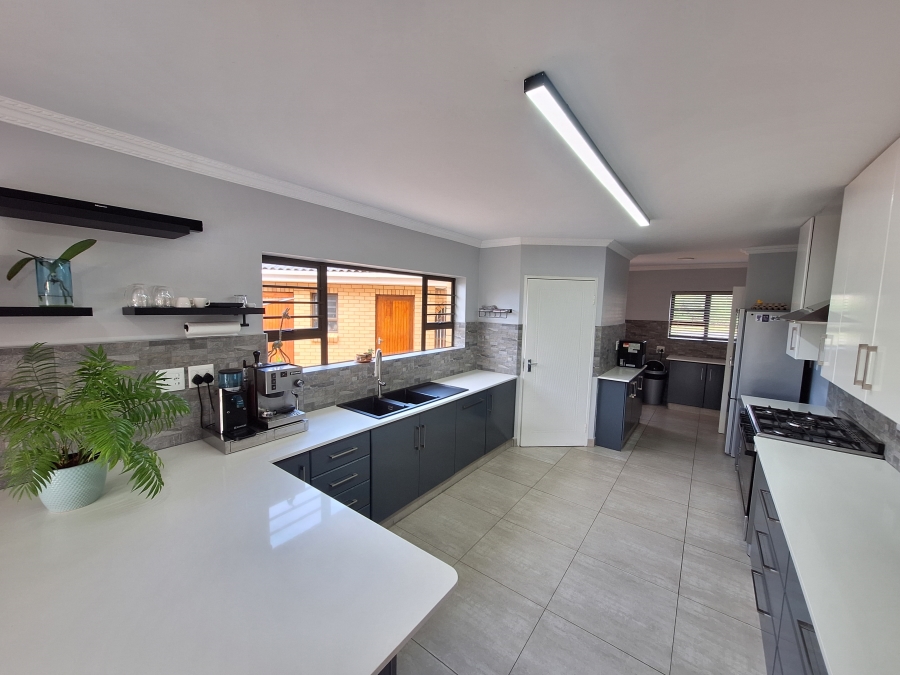 4 Bedroom Property for Sale in Wavecrest Eastern Cape
